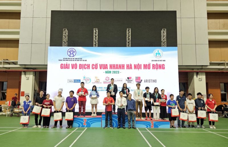 VĐV Vũ Gia Bảo (Quảng Ninh) giành HCV và cúp cá nhân bảng nam U13 nâng cao.