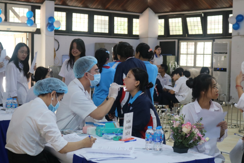 Đội ngũ bác sỹ, y tá dày dặn kinh nghiệm thăm khám cho các em học sinh tại Trường Phổ thông Hermann Gmeiner Hà Nội