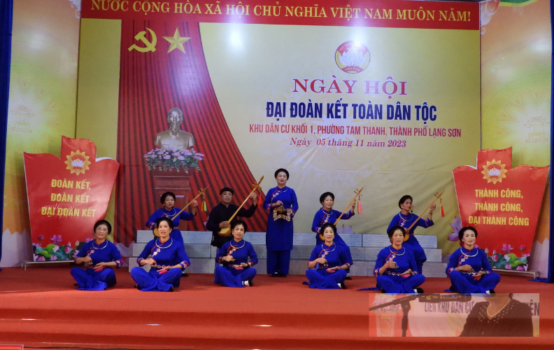 Tiết mục văn nghệ đặc sắc, mang đậm bản sắc dân tộc được nhân dân Khu dân cư Khối 1, Phường Tam Thanh, thành phố Lạng Sơn biểu diễn tại ngày hội