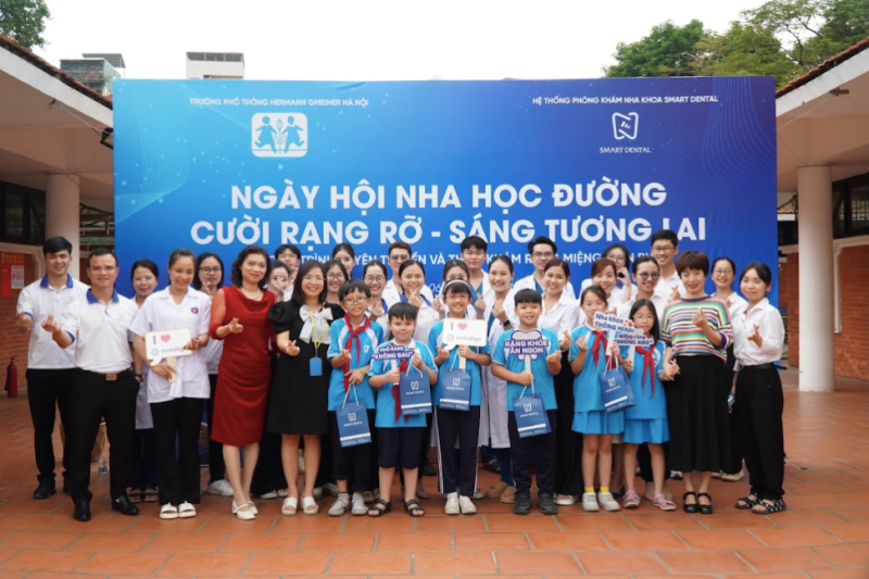 Ban giám đốc Nha khoa Smart trao tặng quà cho học sinh trong trường Hermann Gmeiner Hà Nội