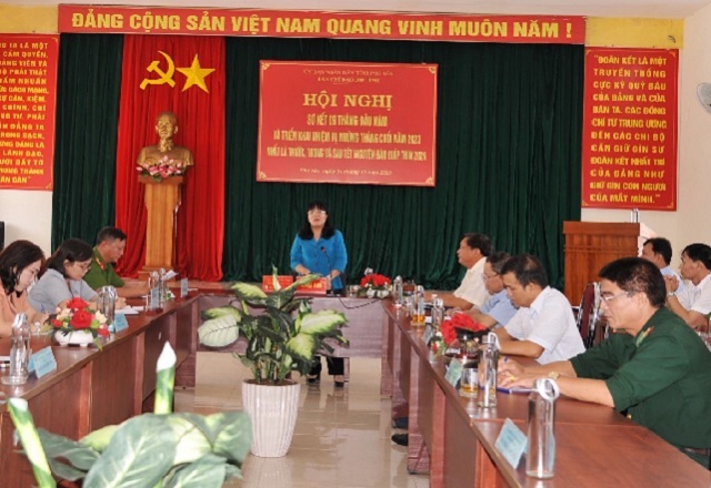 Bà Hồ Thị Nguyên Thảo (đứng trong cùng) phát biểu ý kiến chỉ đạo. Ảnh: H.Trang