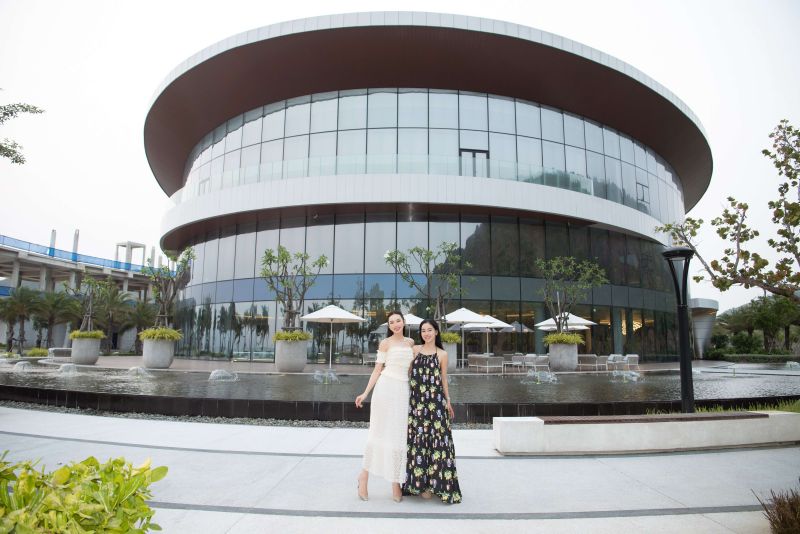 Tiền sảnh MerryLand Sales Gallery cũng được Thạc sĩ Phạm Kim Dung và Miss Grand International 2021 Thùy Tiên yêu thích chụp hình check in mỗi khi đến thành phố bán đảo