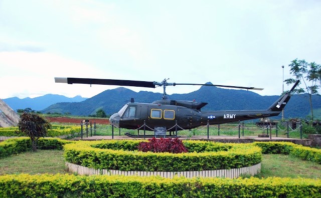 Ngo&agrave;i m&aacute;y bay C-130, tại đ&acirc;y c&ograve;n nhiều máy bay qu&acirc;n sự Mỹ kh&aacute;c như trực thăng CH47, UH1, xe tăng.