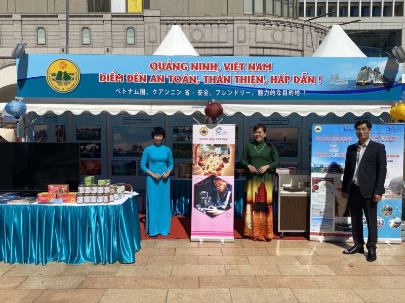Gian hàng trưng bày, giới thiệu tỉnh Quảng Ninh và các sản phẩm OCOP đặc trưng của Quảng Ninh tại Lễ hội Việt Nam tại Sapporo, tỉnh Hokkaido (Nhật Bản) năm 2022. Ảnh: Việt Anh