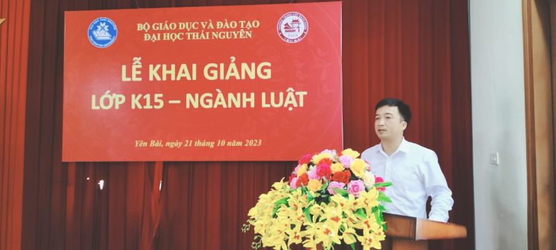ThS. Hà Văn Vẻ – Hiệu trưởng Trường Trung cấp Bách khoa Yên Bái phát biểu tại buổi lễ.