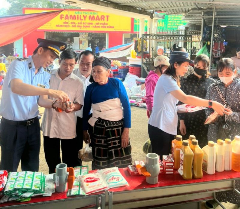 Lực lượng Quản lý thị trường tỉnh Thanh Hóa tuyên truyền nhận biết hàng thật, hàng giả đến bà con nhân dân
