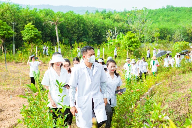 Đội ngũ bác sỹ, nhà nghiên cứu của Công ty TNHH Dược SMC tham quan vườn thảo 2 dược GeneCell OMC (xã Tiến Thành, huyện Yên Thành, Nghệ An)
