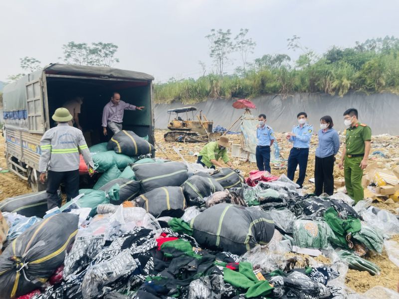 Hàng hóa vi phạm được tập kết tại Khu xử lý rác thải Nhữ Khê (huyện Yên Sơn-tỉnh Tuyên Quang) để tiêu hủy trứớc sự giám sát của lực lượng chức năng
