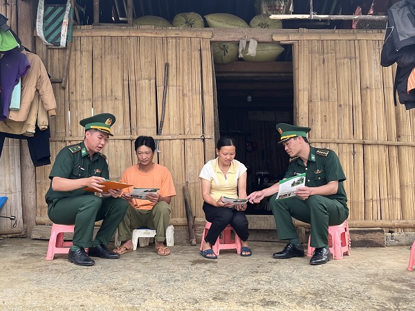 Cán bộ Biên phòng Lào Cai đến từng hộ gia đình để tuyên truyền (Ảnh: Trung Dũng)