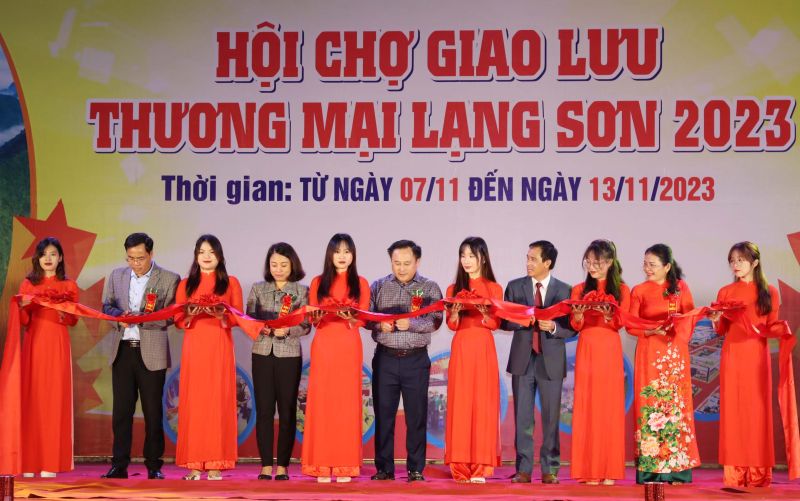 Các đại biểu cắt băng khai mạc Hội chợ giao lưu thương mại Lạng Sơn năm 2023