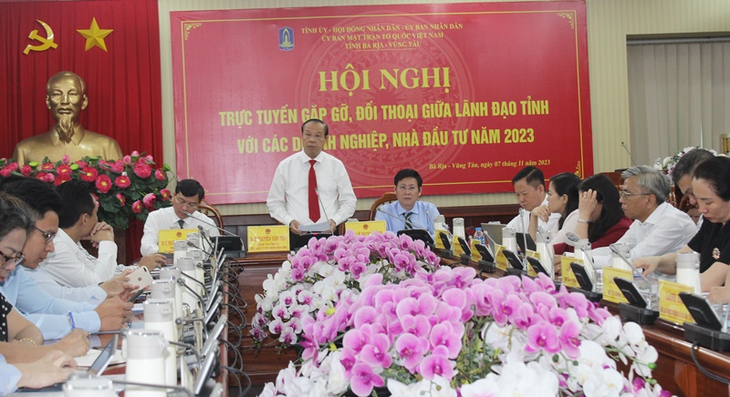 Chủ trì Hội nghị: Chủ tịch UBND tỉnh Nguyễn Văn Thọ cùng hai PCT.UBND tỉnh là ông Lê Ngọc Khánh và ông Nguyễn Công Vinh