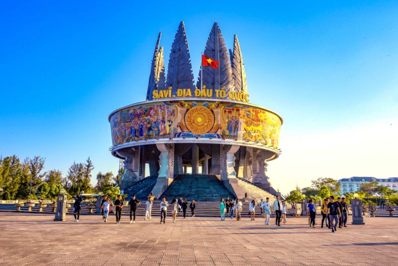 Kh&aacute;ch du lịch thăm cụm biểu tượng du lịch Sa Vĩ (TP M&oacute;ng C&aacute;i).