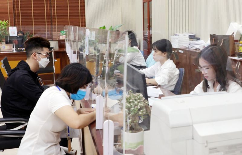 Người dân và doanh nghiệp làm thủ tục hành chính tại Trung tâm Hành chính công tỉnh Bắc Ninh.