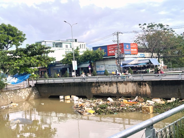 Sáng nay (8/11), hôm qua nước ngang mặt đường, cống cản rác, nước khống chảy được tại cầu Đa Cô