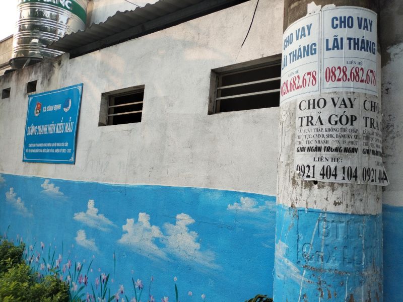 Tờ rơi, quảng c&aacute;o tr&aacute;i ph&eacute;p li&ecirc;n quan đến hoạt động cầm đồ, t&iacute;n dụng đen được d&aacute;n ở nhiều nơi