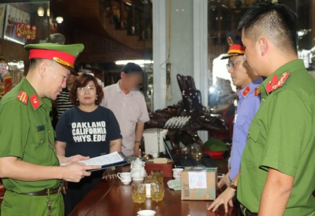 ơ quan CSĐT Công an tỉnh Nghệ An thi hành lệnh bắt bị can để tạm giam đối với Nguyễn Thị Hoan