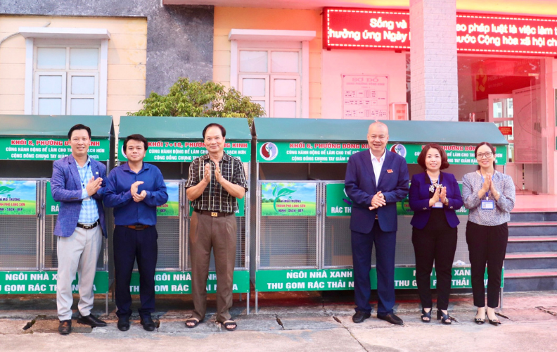 Lãnh đạo Đảng ủy, UBND phường Đông Kinh bàn giao mô hình “Ngôi nhà xanh” cho đại diện các tổ dân phố trên địa bàn