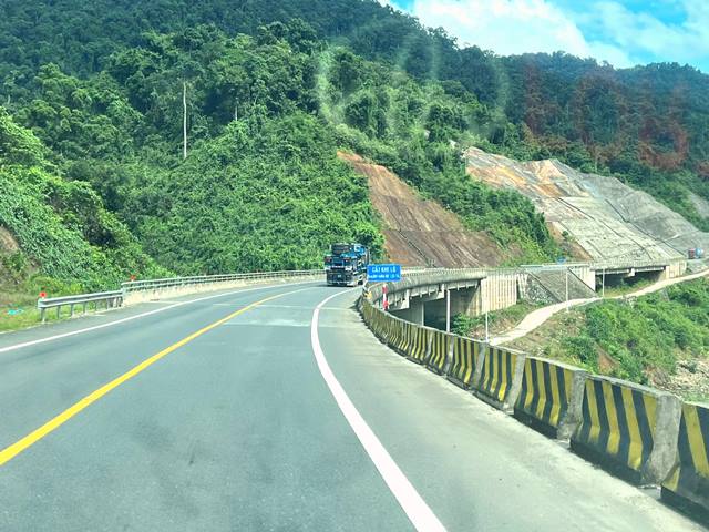 từ huyện Nam Đông nếu theo Quốc lộ 1 đi vào Đà Nẵng phải mất 100km trước đây, giờ chỉ còn khoảng 55km.