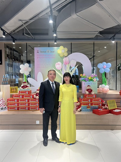 Ông Nguyễn Thế Tùng, Tổng lãnh sự Việt Nam tại Thượng Hải đến tham dự buổi chào mừng ra mắt sản phẩm Yến sào Sanvinest Khánh Hòa tại Trung Quốc