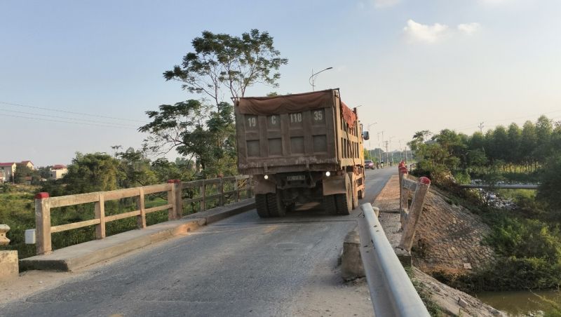 Bất chấp nguy hiểm cho những phương tiện tham gia giao th&ocirc;ng v&agrave; sự xuống cấp nghi&ecirc;m trọng của cầy cầu, xe vẫn v&ocirc; tư đi qua