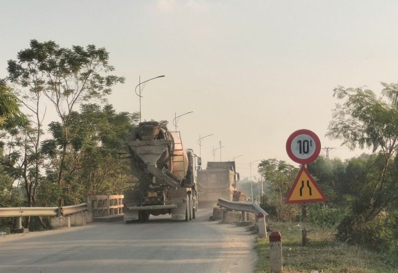 Mặc d&ugrave; c&oacute; biển hạn chế trọng tải tuy nhi&ecirc;n h&agrave;ng ng&agrave;y c&oacute; h&agrave;ng trăm lượt xe c&oacute; c&oacute; dấu hiệu qu&aacute; tải, qu&aacute; khổ ngang nhi&ecirc;n di chuyển qua