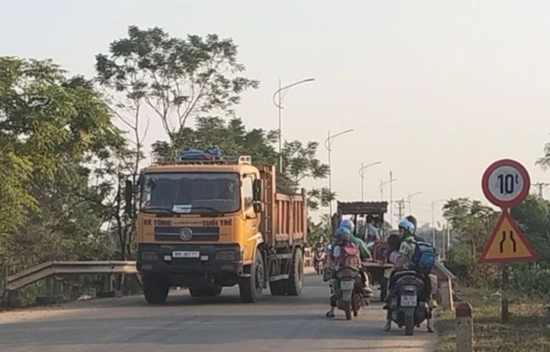 Mỗi khi c&oacute; xe tải đi qua l&agrave; tất cả c&aacute;c phương tiện từ &ocirc; t&ocirc; con, xe m&aacute;y phải dừng lại v&agrave; tấp v&agrave;o lề