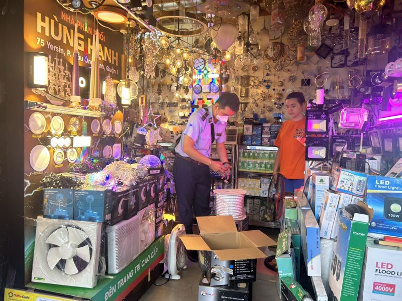 Tạm giữ hơn 700 sản phẩm đèn led, đèn trang trí không rõ nguồn gốc xuất xứ