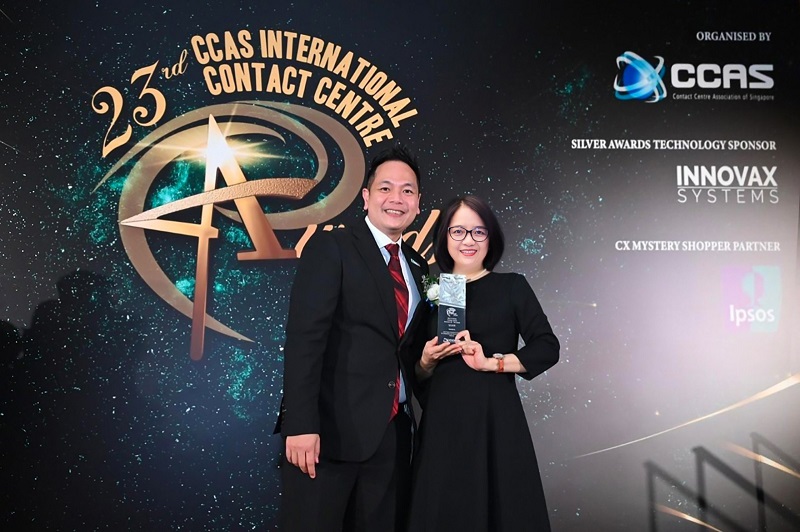 Bà Đào Bích Diệp, Giám đốc TTCSKH BIDV nhận giải thưởng do CCAS trao tặng