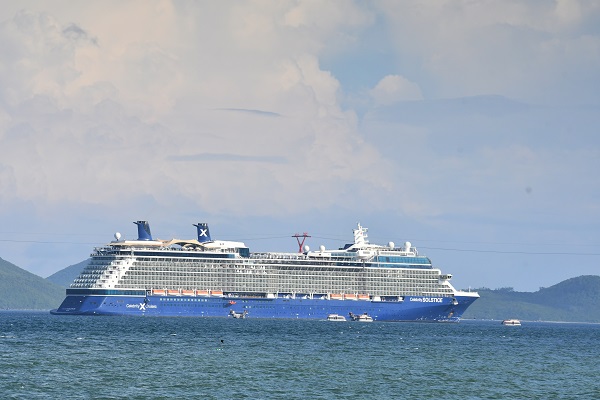 Tàu du lịch Celebrity Solstice chở 2.300 khách cập Cảng Nha Trang