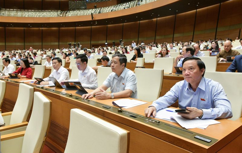 Phó Chủ tịch Quốc hội Nguyễn Khắc Định cùng các đại biểu tham gia biểu quyết. Ảnh quochoi.vn.