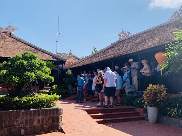 Du khách đến tham quan khu danh thắng Hòn Chồng- Nha Trang