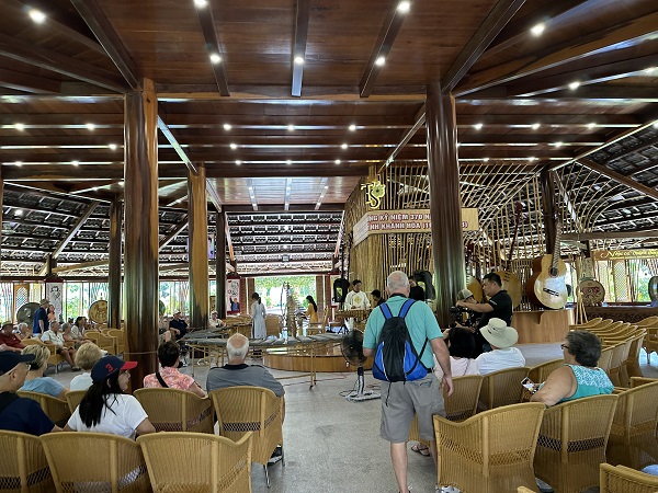 Du khách đến tham quan và thưởng thức văn nghệ truyền thống Việt Nam tại Làng nghề Trường Sơn- Nha Trang