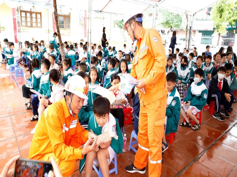 3 : Điện lực TP Móng Cái tuyên truyền tiết kiệm điện trường học
