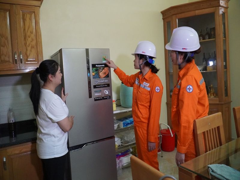 4: Điện lực TP Uông Bí hướng dẫn chọn thiết bị có dán nhãn tiết kiệm điện năng lượng tại hộ gia đình