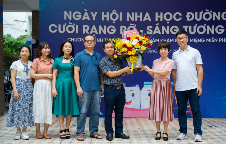Bà Phan Châu Giang- Giám đốc truyền thông Nha khoa Smart tặng hoa chúc mừng ngày kỷ niệm nhà giáo Việt Nam tới trường