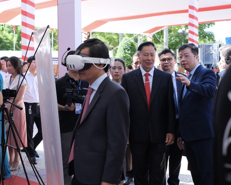 Thứ trưởng Bộ Thông tin và Truyền thông Nguyễn Thanh Lâm giới thiệu công nghệ MR tới Thứ trưởng Bộ Thông tin, Văn hóa và Du lịch Lào Keomanyvong Phosy