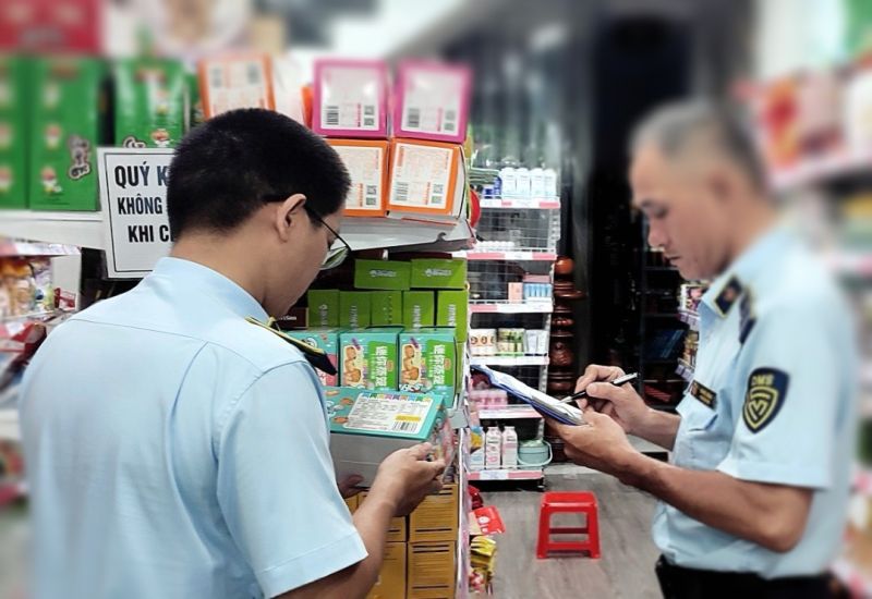 Tạm giữ gần 5.000 sản phẩm mỹ phẩm, thực phẩm có dấu hiệu giả mạo nhãn hiệu