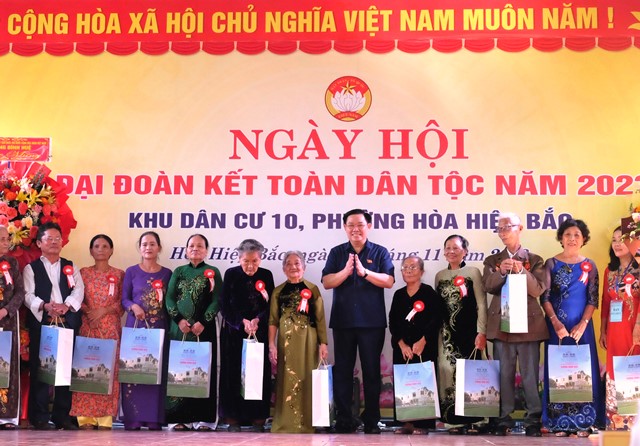 Chủ tịch Quốc hội Vương Đình Huệ (thứ 6, phải sang) tặng quà các hộ khó khăn tại khu dân cư số 10
