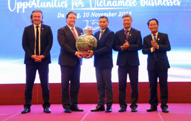 Phó Chủ tịch Thường trực UBND thành phố Hồ Kỳ Minh (giữa) và Phó Chủ tịch UBND tỉnh Quảng Nam Hồ Quang Bửu (thứ 2, phải qua) tặng quà lưu niệm cho Đại sứ Marc E. Knapper.