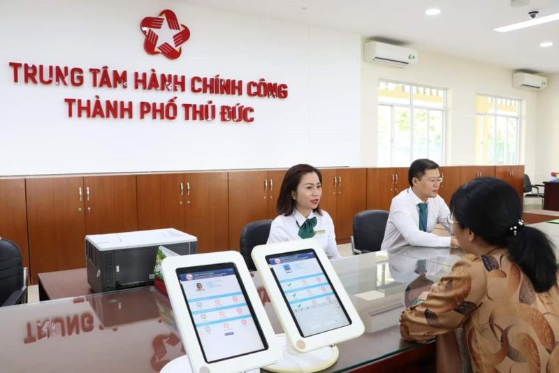 Người dân đến làm thủ tục hành chính tại Trung tâm Hành chính công TP Thủ Đức