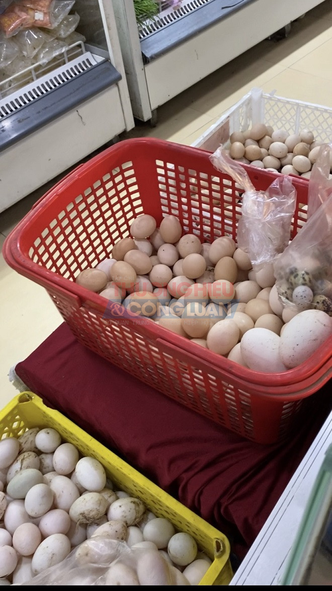 Mặc dù là siêu thị, nhưng những quả trứng này được bày bán như loại hình kinh doanh ngoài chợ, thậm chí bên ngoài trứng còn dính nguyên phân gia cầm