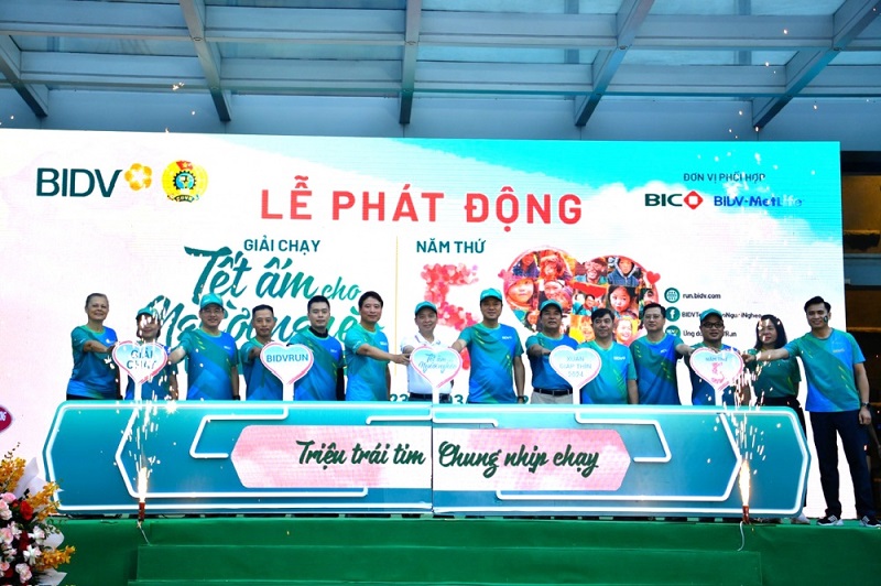 Phó Thống đốc Thường trực NHNN Đào Minh Tú, Chủ tịch Công đoàn Ngân hàng Việt Nam (áo trắng) cùng Ban tổ chức phát động giải chạy “BIDVRUN - Tết ấm cho người nghèo” năm 2023