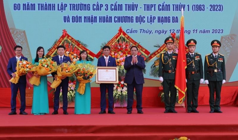 Thủ tướng Chính phủ Phạm Minh Chính trao Huân chương Độc lập hạng Ba cho Trường THPT Cẩm Thủy 1.