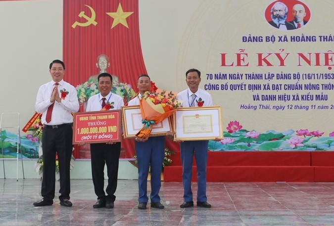 Phó Chủ tịch UBND tỉnh Lê Đức Giang trao quyết định công nhận xã đạt chuẩn NTM kiểu mẫu cho Đảng bộ, chính quyền và Nhân dân xã Hoằng Thái.