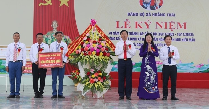 Lãnh đạo huyện Hoằng Hóa tặng hoa chúc mừng Đảng bộ, chính quyền và Nhân dân xã Hoằng Thái.