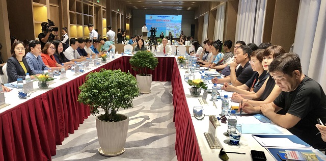 Ông Trần Văn Thanh và bà Choi Young Gill (2 người ngồi giữa, trong cùng) ghi nhận ý kiến trao đổi của các DN du lịch.