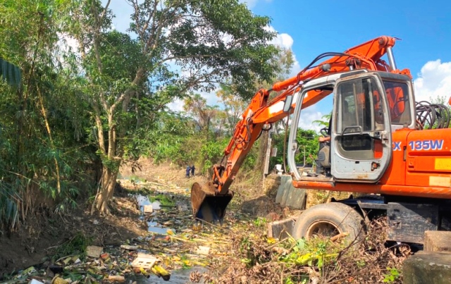 UBND quận Liên Chiểu huy động phương tiện cơ giới nạo vét, khơi thông tuyến kênh thoát nước để chống ngập úng cho khu vực đường Mẹ Suốt