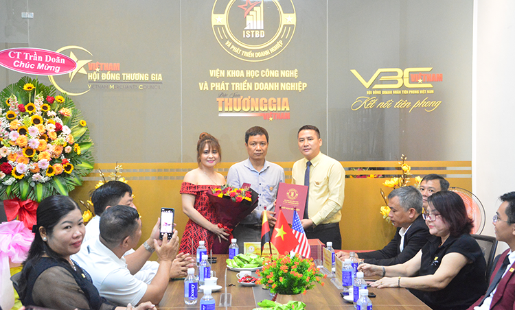 Viện trưởng Nguyễn Văn Sáng và PCT Hội đồng quản lý viện Phan Thị Lan trao quyết định bổ nhiệm chánh văn phòng đối với ông Dương Viết Cương