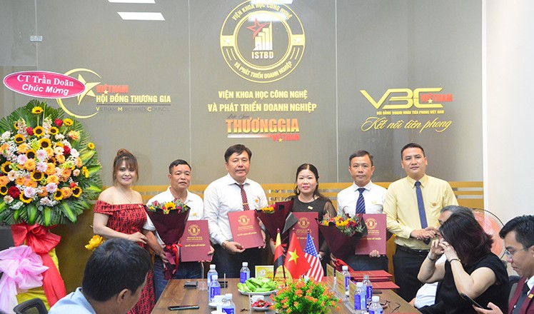 Trao quyết định nhân sự hội đồng Doanh nghiệp Tiên phong Việt Nam (VBC Việt Nam)