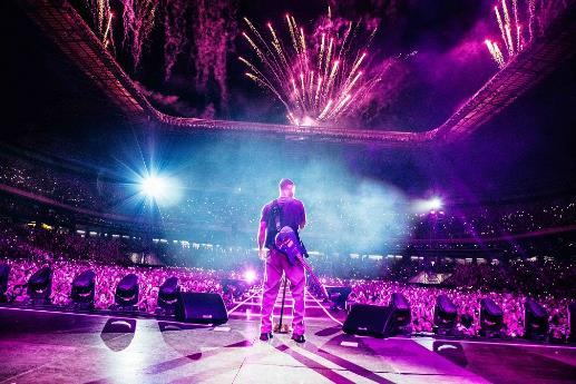 Các tour diễn của Maroon 5 đều được đầu tư hoành tráng và nhận được sự hưởng ứng mạnh mẽ từ người hâm mộ.